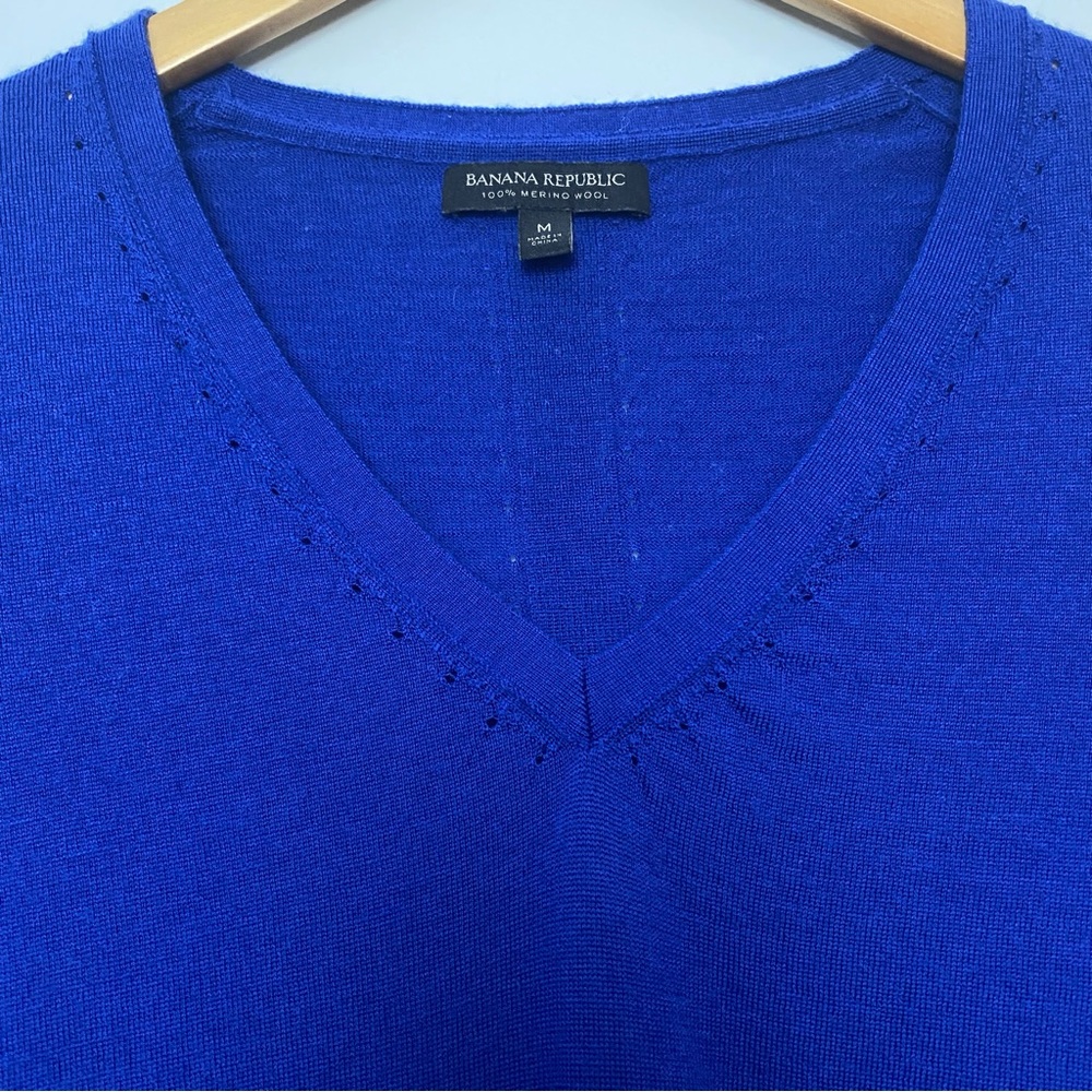 Banana Republic Womens V-Neck Sweater Medium 100% Merino Wool Blue Pullover - Picture 2 of 11